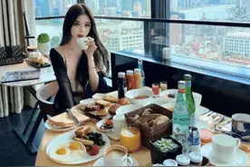 “女朋友出差美国，发来照片说很幸福！”网友：你头上绿油油的图片