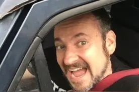 美国老哥上阿里巴巴买了辆中国老年代步车，收到后简直快乐升天图片