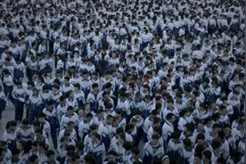 5.3亿人围观“北大附中的一天”，却让小镇做题家们沉默了图片
