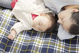 陪孩子睡觉很重要，可能会影响他以后的性格，家长最好重视起来图片