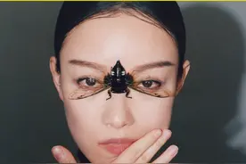 倪妮穿衣真大胆，挂脖上衣中间挖空穿，还把蝉放在脸上当墨镜戴图片