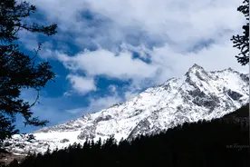 这三座雪山少为外界所知，却是当地人心目中的神山，值得去图片