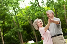 兔子吃了窝边草，最终发现还是窝里好图片