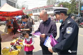 【七进宣传】内乡县交警大队深入余关镇报事滩村开展春季集庙会交通安全宣传活动图片