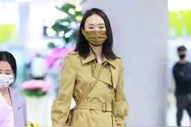 童瑶身穿卡其色风衣，下搭蓝色牛仔裤，春天真的到了图片