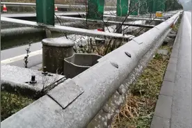 包茂高速重庆酉阳段出现结冰 车道压缩通行请注意图片