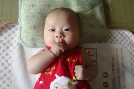 3个月的宝宝，为什么着迷自己的手指？父母不知原因是失职图片