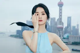 32岁赵丽颖秀蚂蚁腰，腰围看着和头一样大！丝毫不像孩子妈图片