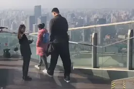 姚明春节带女儿出行，11岁姚沁蕾已经高出路人半头成“小巨人”图片