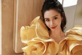 Angelababy上台走秀！黄晓明坐观众席「悄悄举手机拍」图片