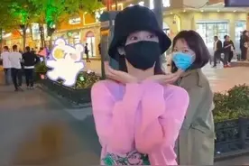 杨紫想当“富婆”！戴“暴富”耳环高调逛街，穿一身粉又变萌妹子图片