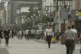 我们上学那会儿，谁没挨过老师的打呢？图片