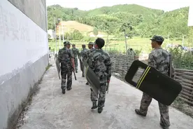 江西乐安9日大搜捕：利用热感成像夜间搜寻，数千人搜捕两万亩山林图片