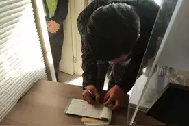 菏泽一市民举报有人开车严重溅水！交警：罚！图片