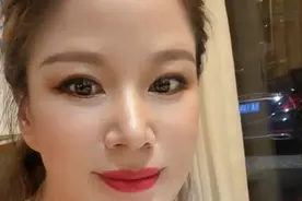 主持人周炜与娇妻过二人世界，吃饭时只顾玩手机，妻子催促才动筷图片