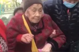 “不累！”103岁老奶奶连续50年爬泰山！网友：厉害了我的奶图片