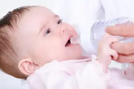 宝宝睡前那顿奶，多大可以戒？图片