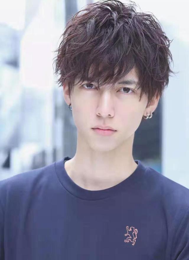 朱一龙四六分发型太帅,这种发型适合什么脸型和发质的男生?