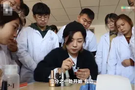 一高校医学美容专业开设美甲课 男生认真练习称以后要给女朋友做图片