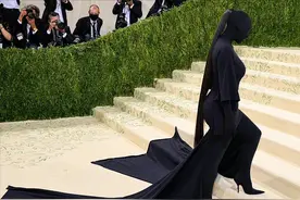 Met Gala红毯群星闪耀！卡戴珊和前夫全黑蒙面，中国明星集体缺席图片