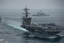 美海军英雄舰长被赶下船，舰员鼓掌欢送致敬，怒火烧向五角大楼图片