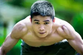 他是《战狼》中唯一真正特种兵，身高1米5，打架吴京都退让他三分图片