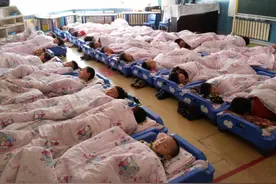 孩子在幼儿园“装睡”，被老师没收小红花后，哭醒全班小朋友图片