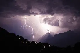 16岁少年在家被雷击晕，雷雨天这种坏习惯你我可能都有图片