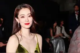 丁真微博晒与张小斐合影，一个娇羞，一个大胆，对比太强烈了图片