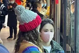 阿Sa阿娇被偶遇，阿娇穿毛衣显臃肿，网友调侃：胖得像怀孕十个月图片