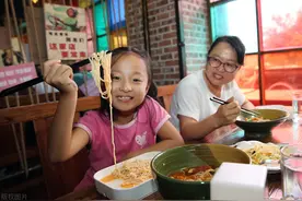 重庆老板开小面馆，面条免费吃，反倒7天进账11万，思路没毛病图片