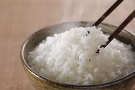 煮米饭时，直接加水煮是大错，多做2步，出锅松软香甜，颗粒分明图片