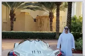 迪拜王子5亿定制跑车，能和飞机比速度，方向盘长得像“八筒”图片