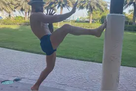 UFC嘴炮也学一龙？踢电线杆提升腿法硬度，扬言正蹬爆头复仇钻石图片