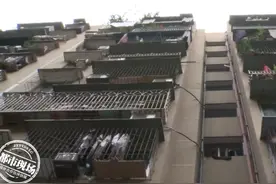 老人每天捡垃圾放家里，防盗窗都塞满了，邻居：臭得很图片