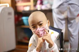 无冕英雄落泪：只要孩子活着，就有希望图片