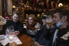 全面解封两周，英国日增感染突降？专家称“政府正执行危险实验”图片