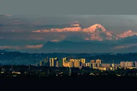 在蒲江遥望雪山，感受盆地到天庭的视角图片