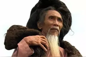 越南男人50年不理发，6.8米长发重达20斤，像是头顶盘着一条蛇图片