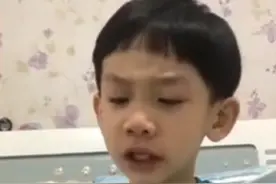 小学生背诗崩溃大哭上热搜！网友：小朋友，你是否有很多问号？图片