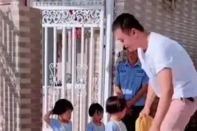 爸爸接三胞胎放学迟到，女儿们气得扔书包，网友：生气都这么可爱图片