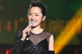 杨钰莹终于豁出去，穿黑色透视亮片裙勒出赘肉，渔网袜太惊艳图片