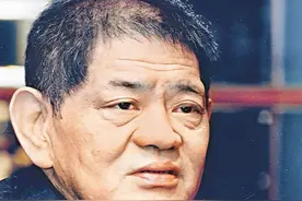 花20亿泡妞，声称没女人吃不下饭！丑男黄任中的结局为何那么惨？图片
