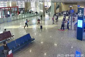 男子拒不配合安检并袭警，贵铁警方依法对其采取刑事强制措施……图片