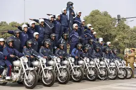 航母钢做材料 一车能载58人 印军的摩托车部队 真能用于战场吗？图片