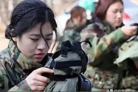 日本女兵，为啥要背一个小挎包，想知道里面装了些什么吗？图片