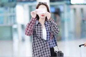 马苏越来越会穿，格子衬衫搭配牛仔裤走机场，精致迷人又俏皮图片