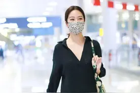 杨采钰气质这块拿捏得太稳，穿黑色V领针织裙慵懒浪漫，随性时髦图片