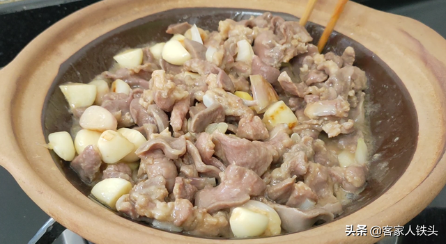 广式生焗猪利，一锅让人越吃越爱的啫啫煲，6分钟出锅，咸香下饭