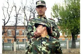 GIF图文：与敌缠抱时的格斗绝招，真正的军警搏击技术图片